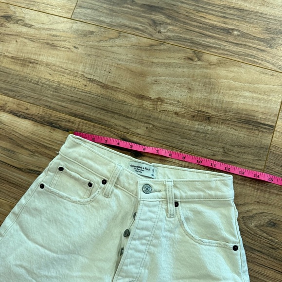 Abercrombie & Fitch Curve Love Dad Short in Cream - Picture 5 of 8